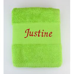 Serviette  vert anis brodée Justine en rouge