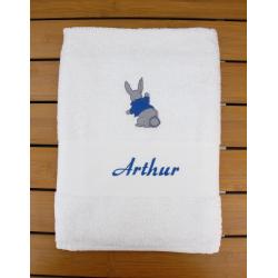 Serviette blanche brodée Arthur et lapin