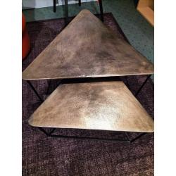 Jeu de deux tables basse gigognes en forme de triangle finition dorée