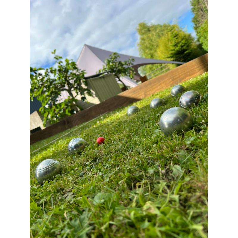 Boule et Terrain de pétanque d’intérieur & extérieur. Jeu pétanque