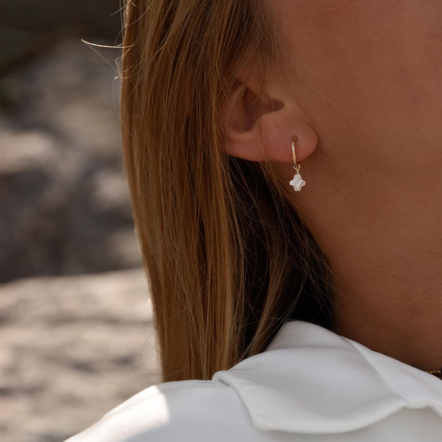LES BOUCLES D'OREILLES PLAQUÉ OR NACRE ARIEL Achetez en pays de