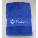 Drap de bain personnalisé avec ballon de foot bleu roi brodé noir