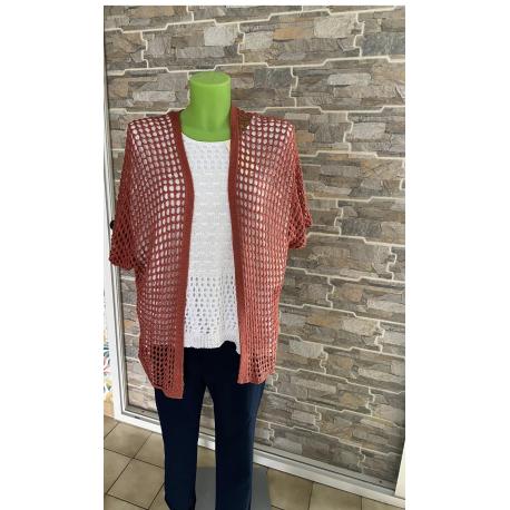 Gilet mi-long en maille filet au crochet Gilet mi-long en maille filet au crochet