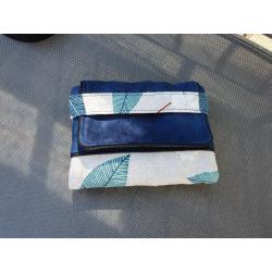Portefeuille suédine bleu motif fleur de coton