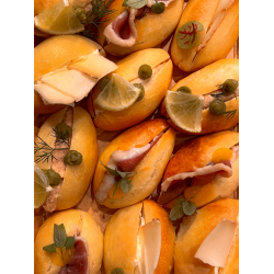 Les navettes garnies - Le plateau de 12 (magret de canard fumé maison, rillette de saumon maison, tome de brebis fumée maison)