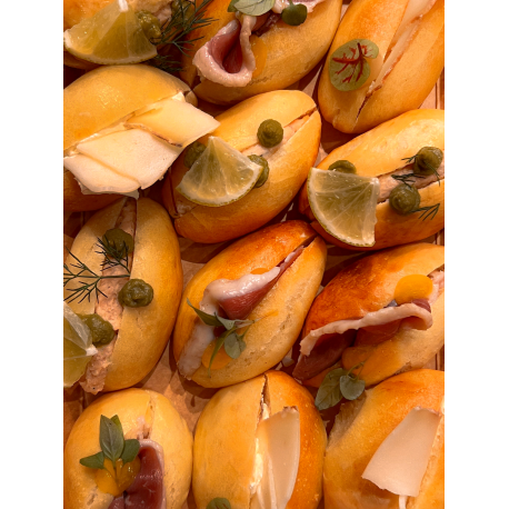 Les navettes garnies - Le plateau de 12 (magret de canard fumé maison, rillette de saumon maison, tome de brebis fumée maison)