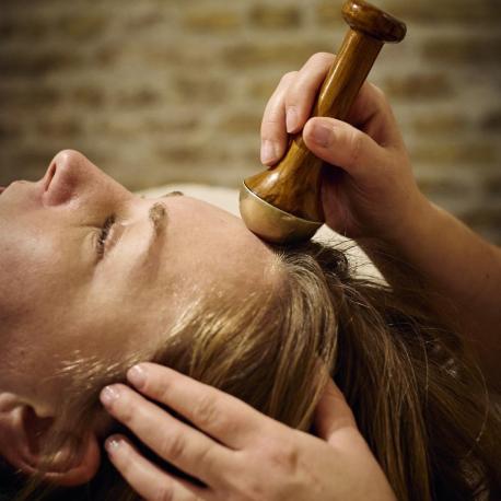 Massage crânien allongé