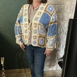 Gilet au crochet motifs florales