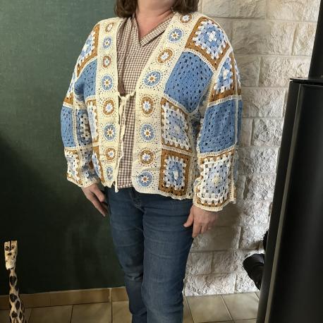 Gilet au crochet motifs florales