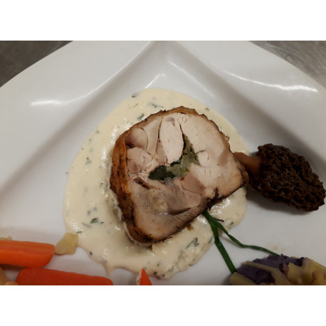 pavé de chapon désossé avec son médaillon de farce sauce aux cèpes pavé de chapon désossé avec son médaillon de farce sauce aux cèpes